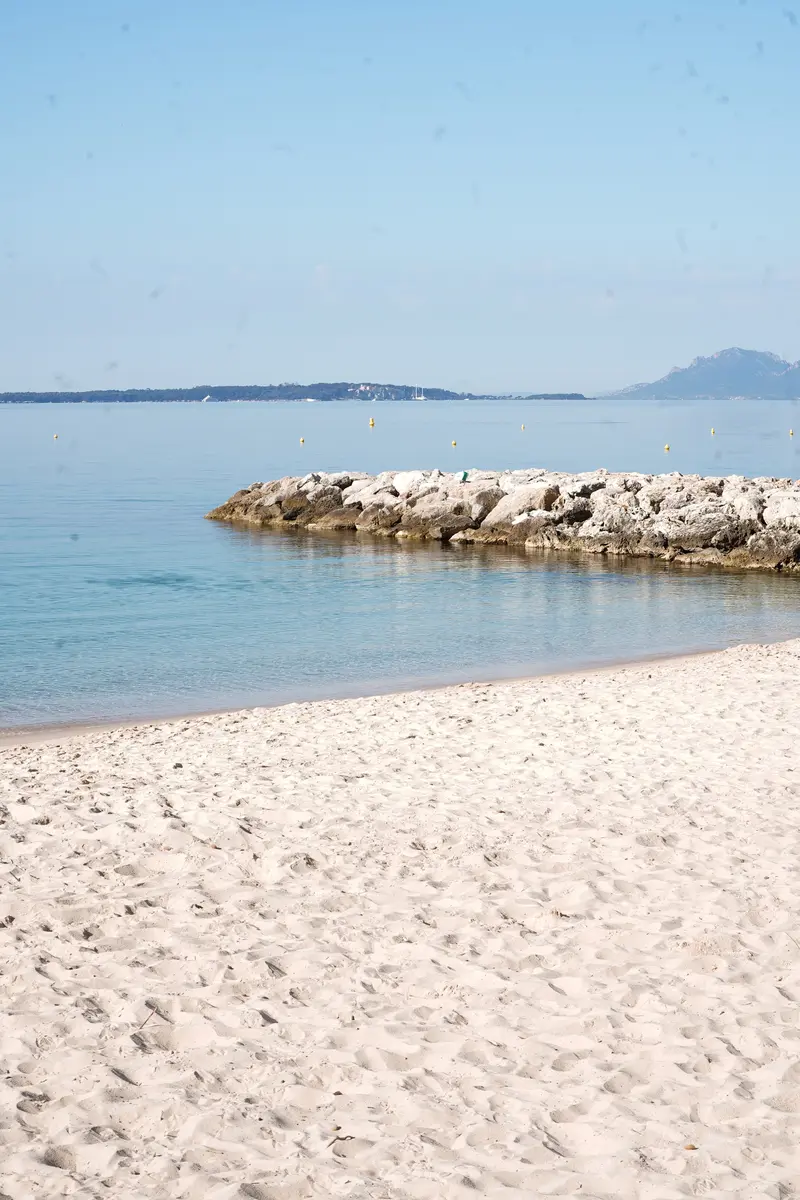 Plage Antibes-les-Pins ©MI_Office_de_Tourisme_Antibes_Juan-les-Pins