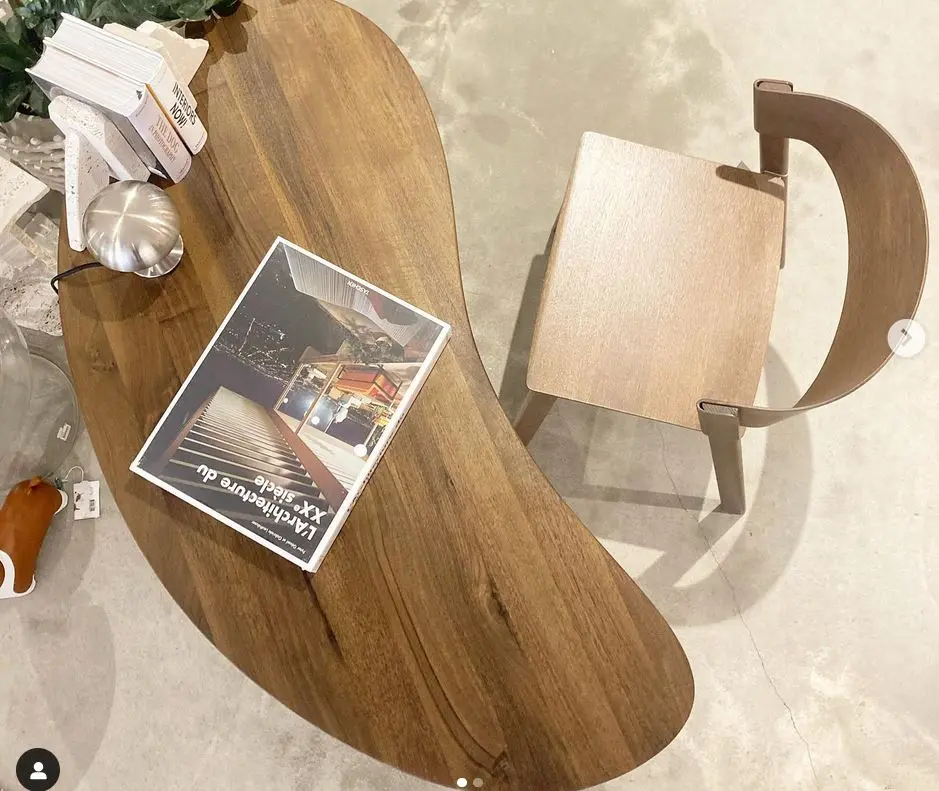 Chaise et bureau