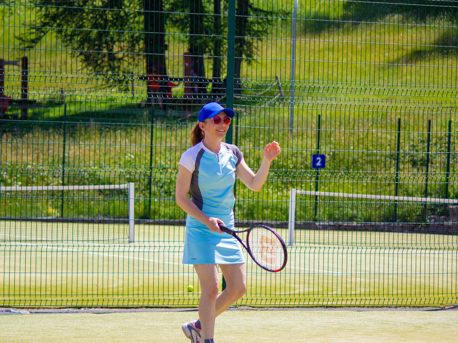 femme jouant au tennis