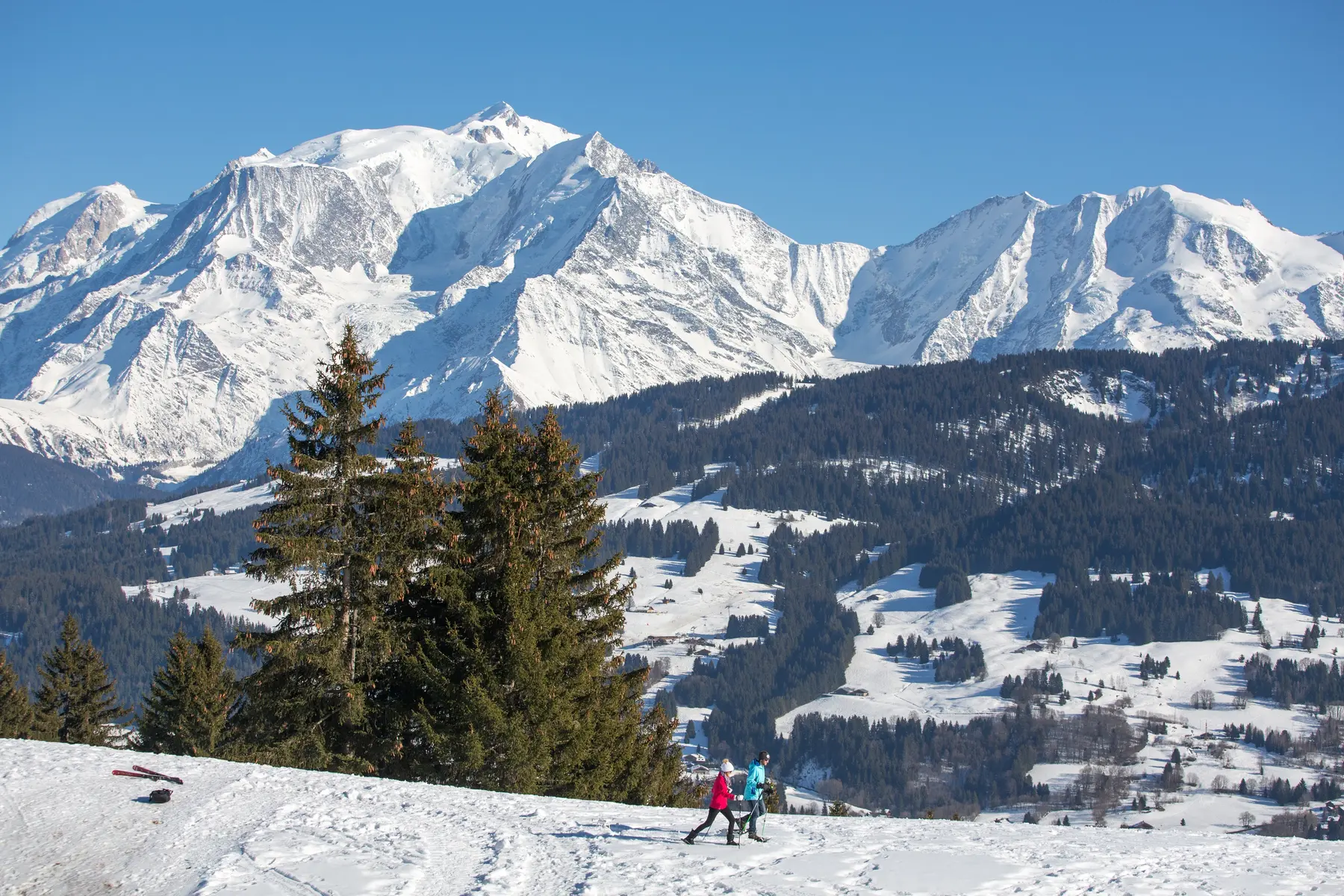 raquettes face au mont blanc