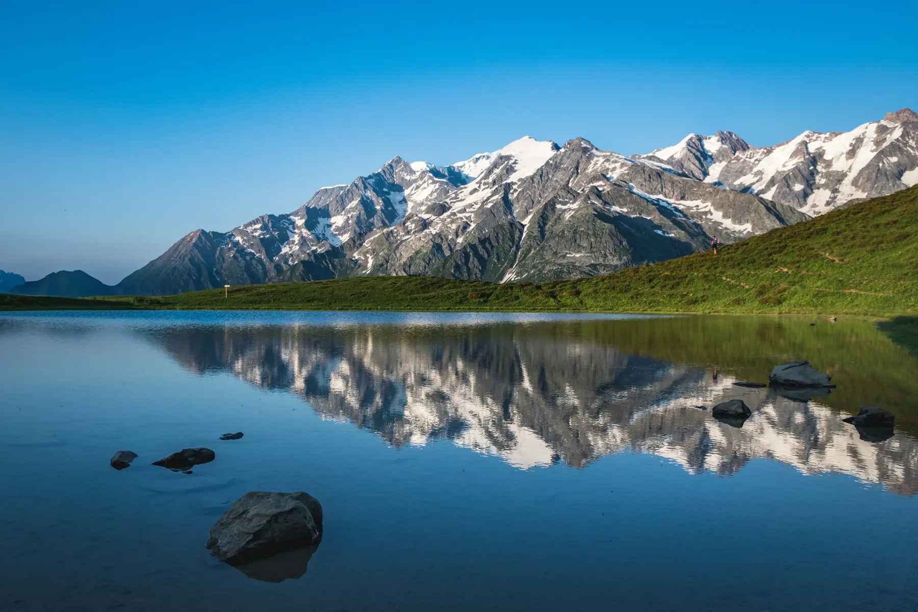 Le lac de Roselette et la chaîne du Mont-Blanc