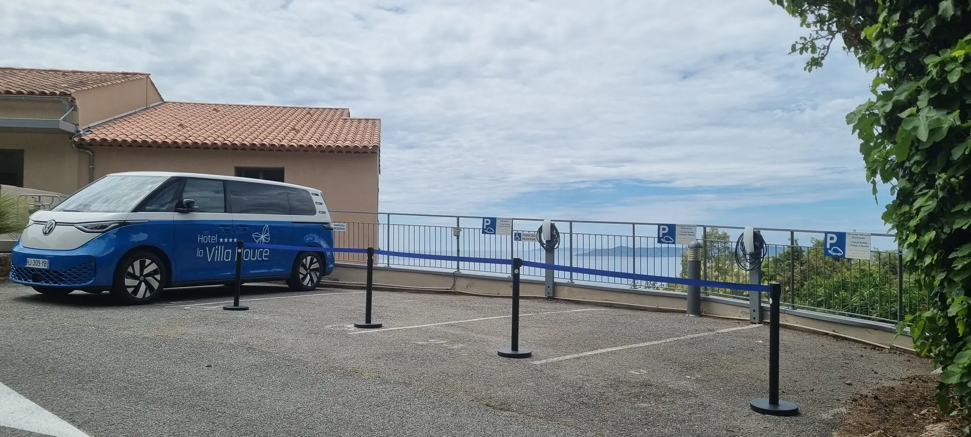 Borne de recharge pour véhicules électriques