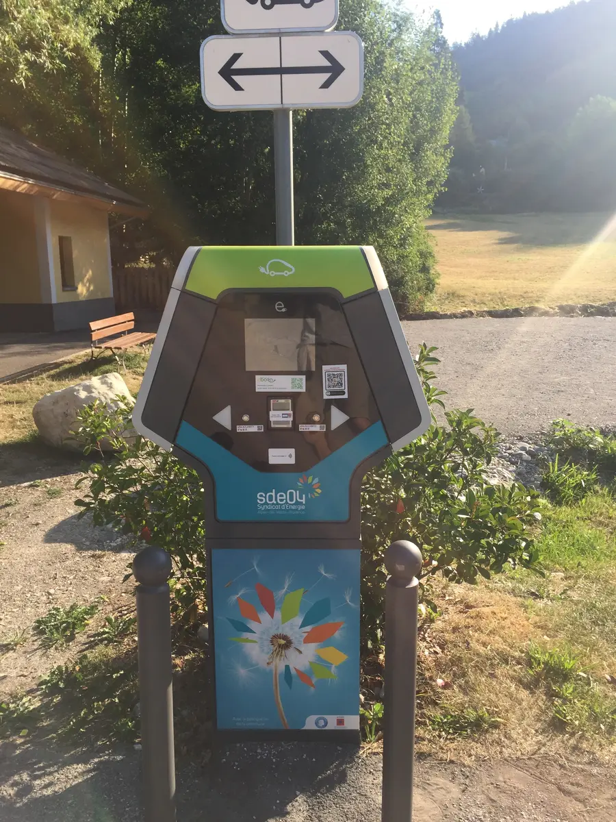 Borne de recharge pour véhicule électriqu