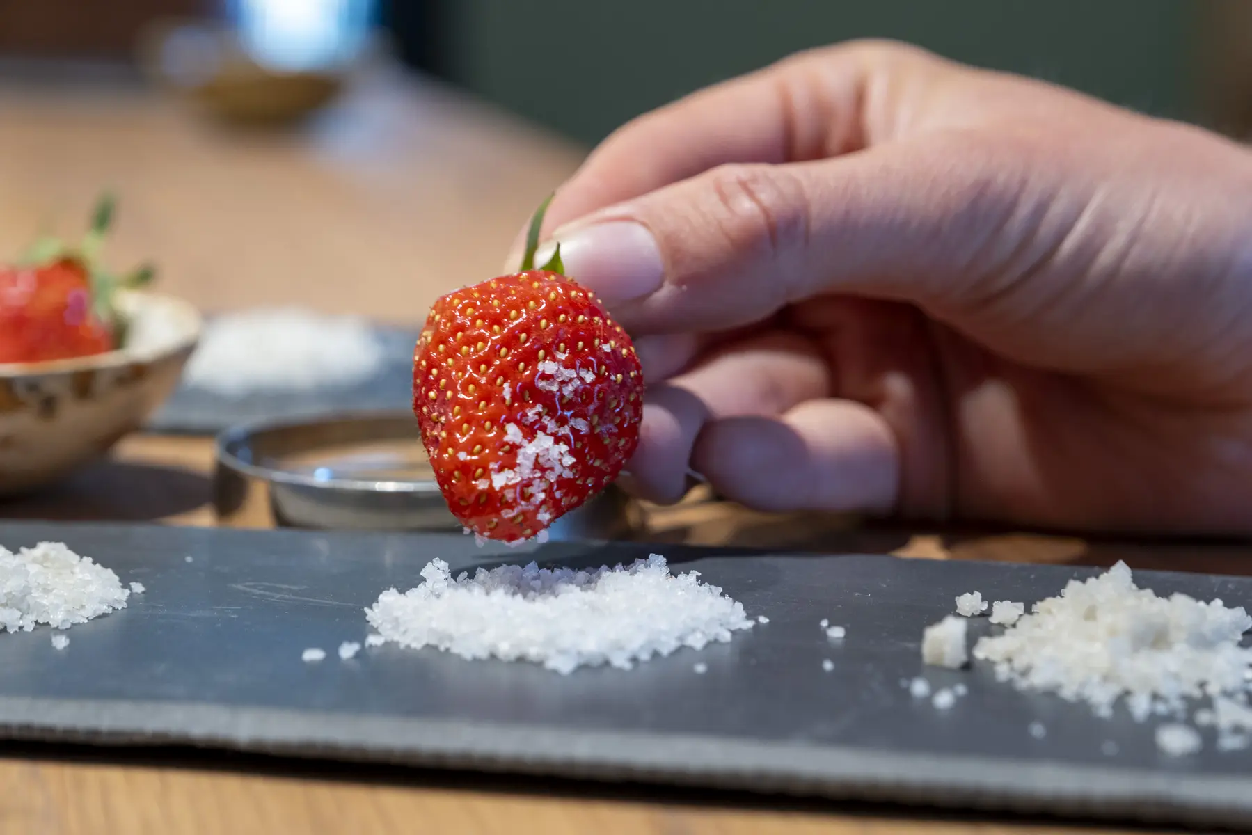 Degustación de productos con sal; en este caso, una fresa