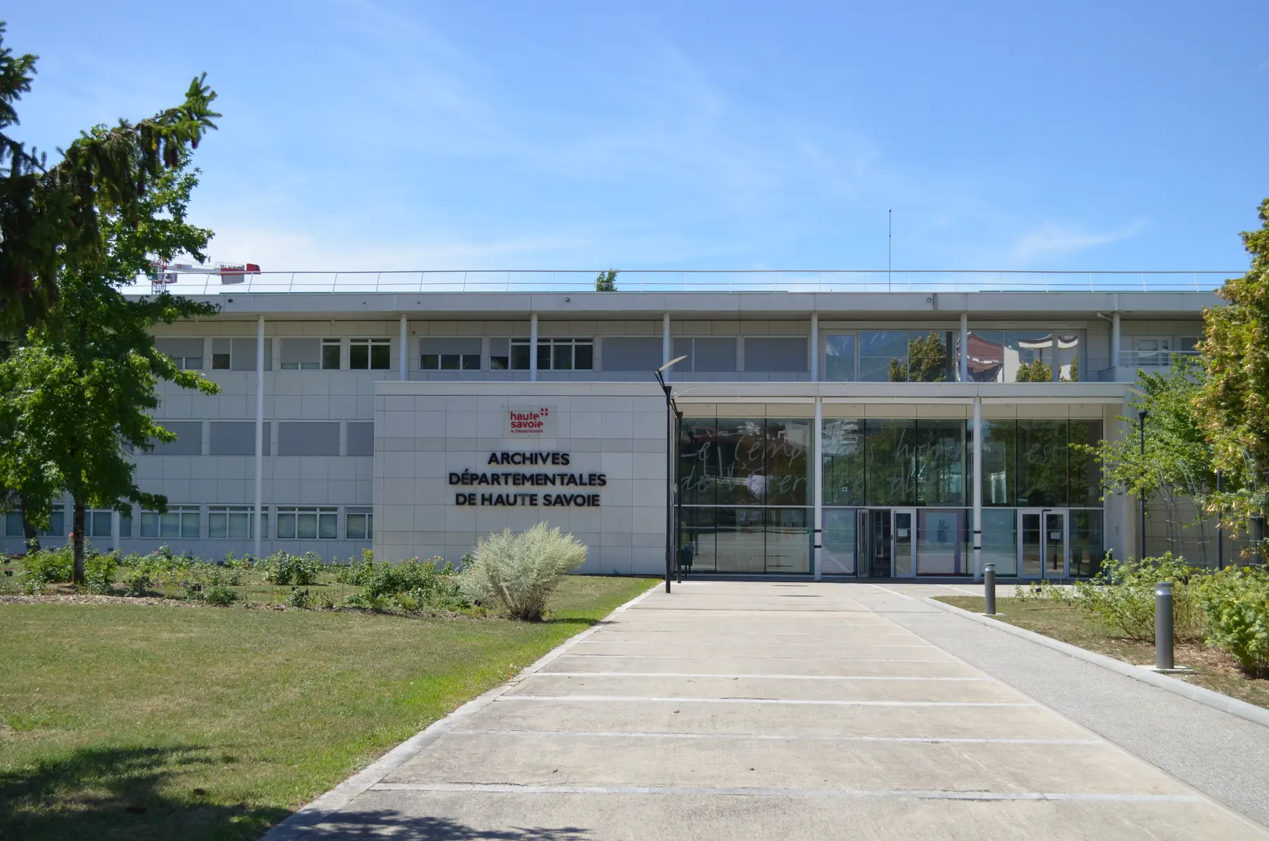 Entrée du bâtiment des Archives départementales de la Haute-Savoie à Annecy