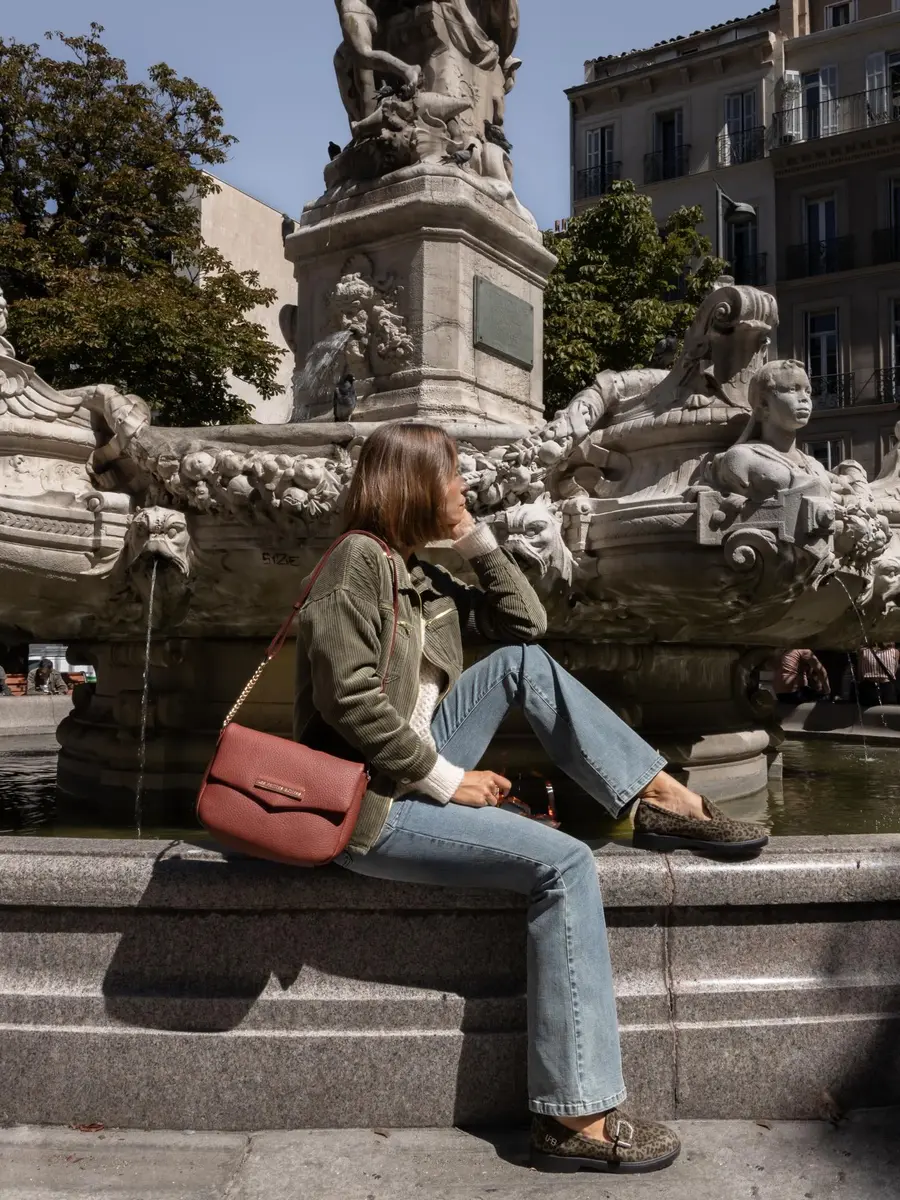 modèle avec vêtements et accessoires