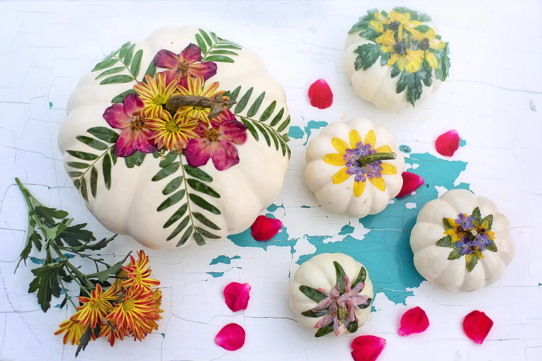 Des fleurs peintes sur un vase
