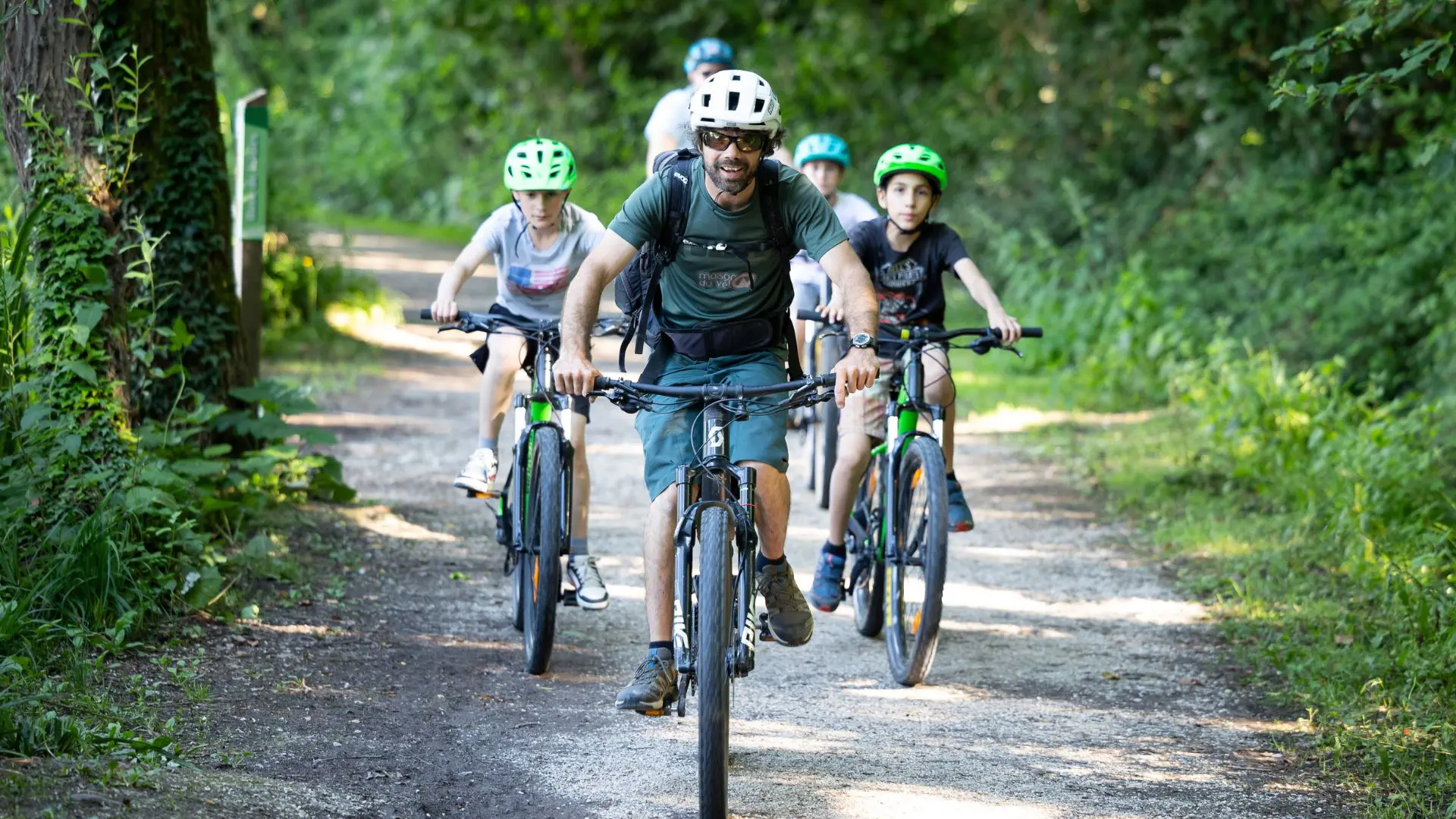 groupe d'enfants en vtt