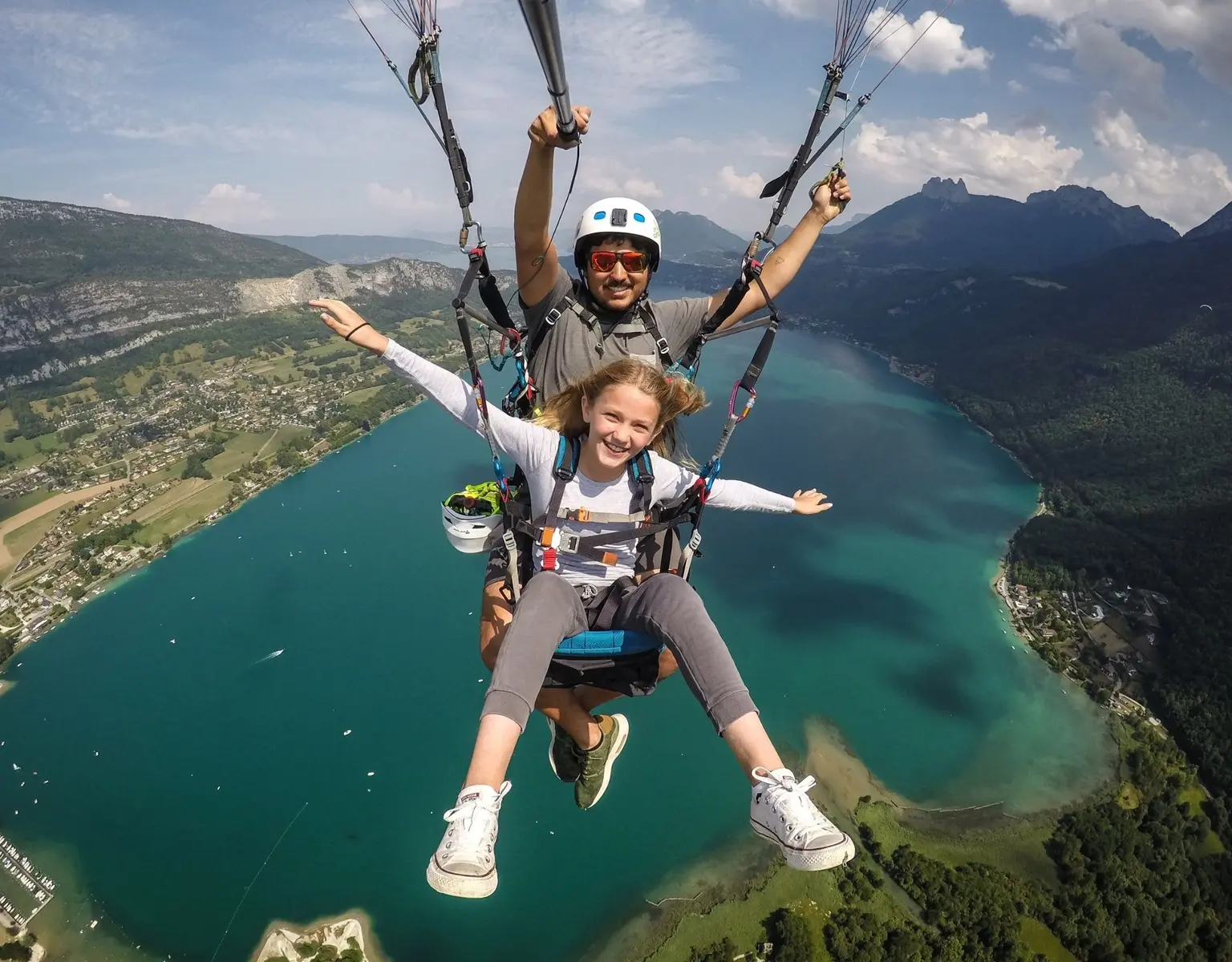vol parapente enfant au-dessus du lac d'Annecy