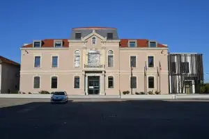 à l'intérieur du bâtiment