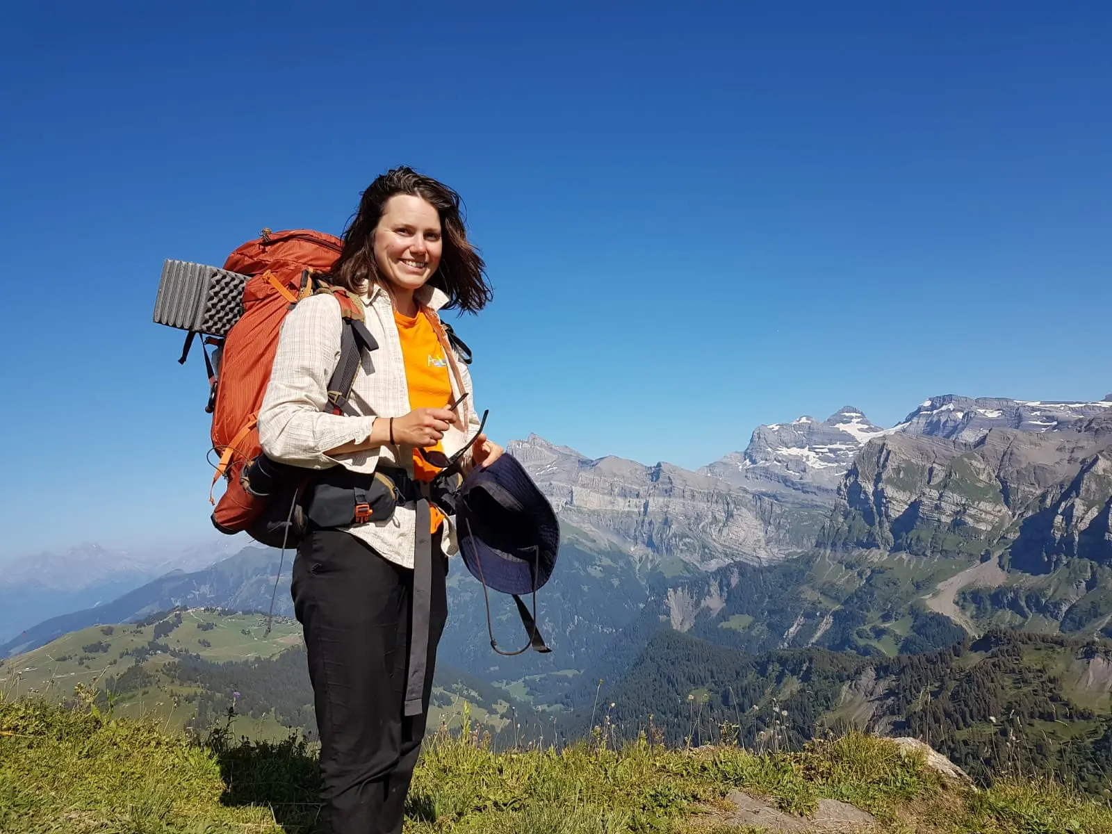 Une femme équipée d'un sac de randonnée dans un paysage naturel du Vercors.