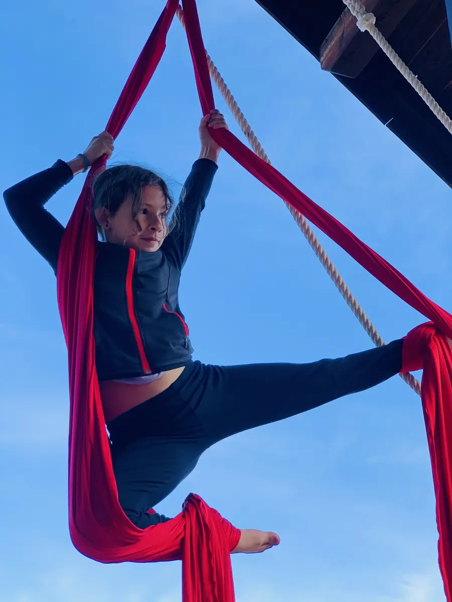 Enfant qui fait du cirque