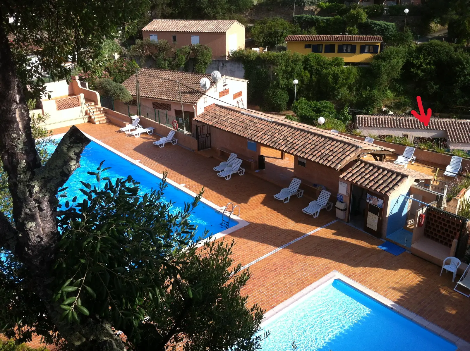 Vue aérienne piscines et Chalet