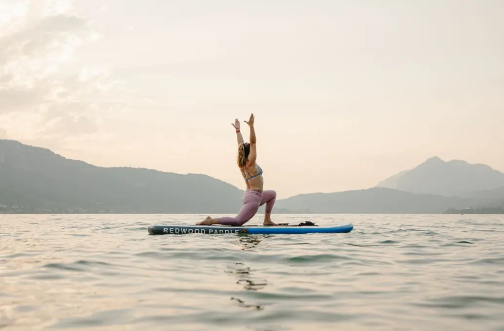 Paddle Yoga au coucher du soleil_Doussard