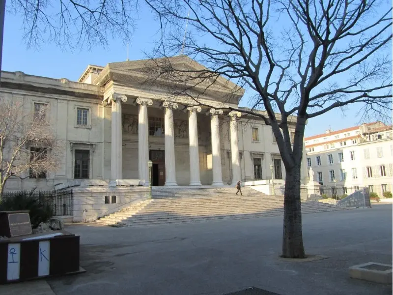 Façade et esplanade