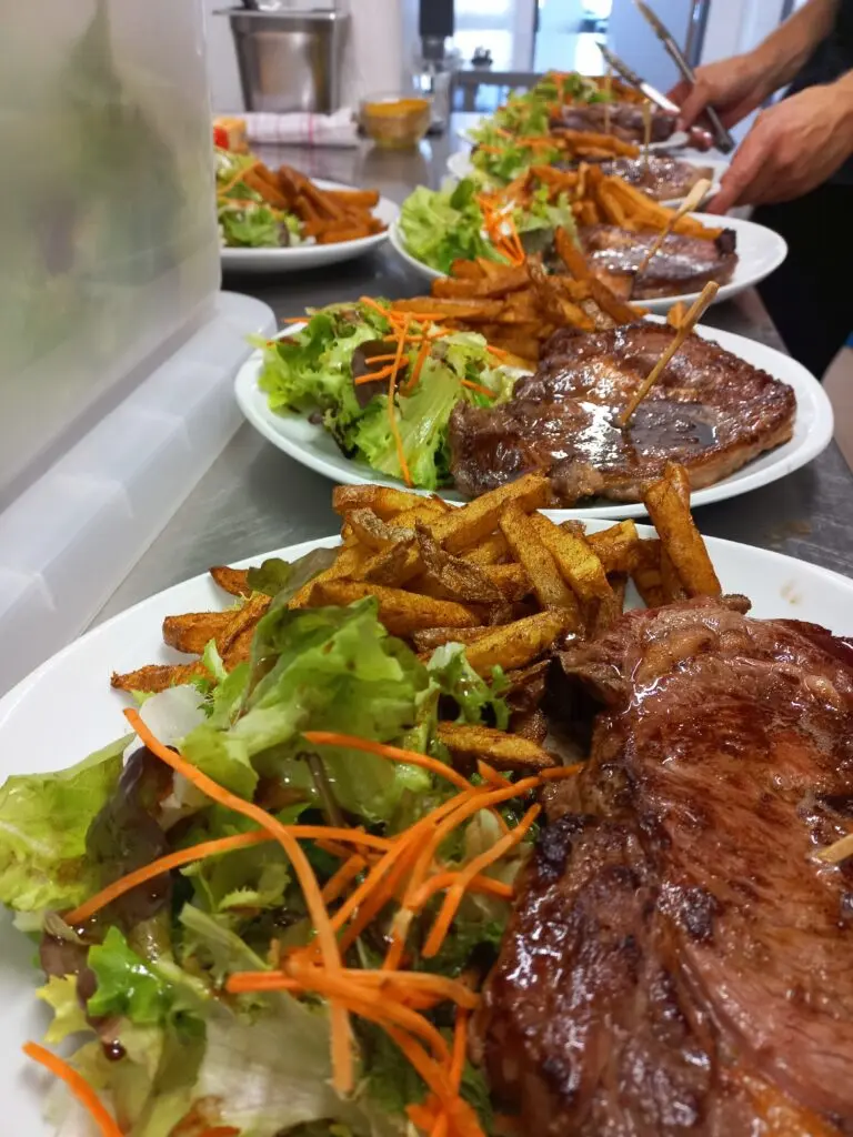 Assiette avec pièce du boucher et frites