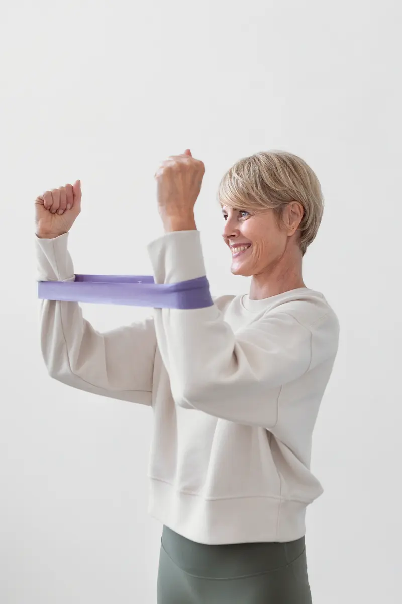 Une femme fait de l'exercice avec une bande élastique