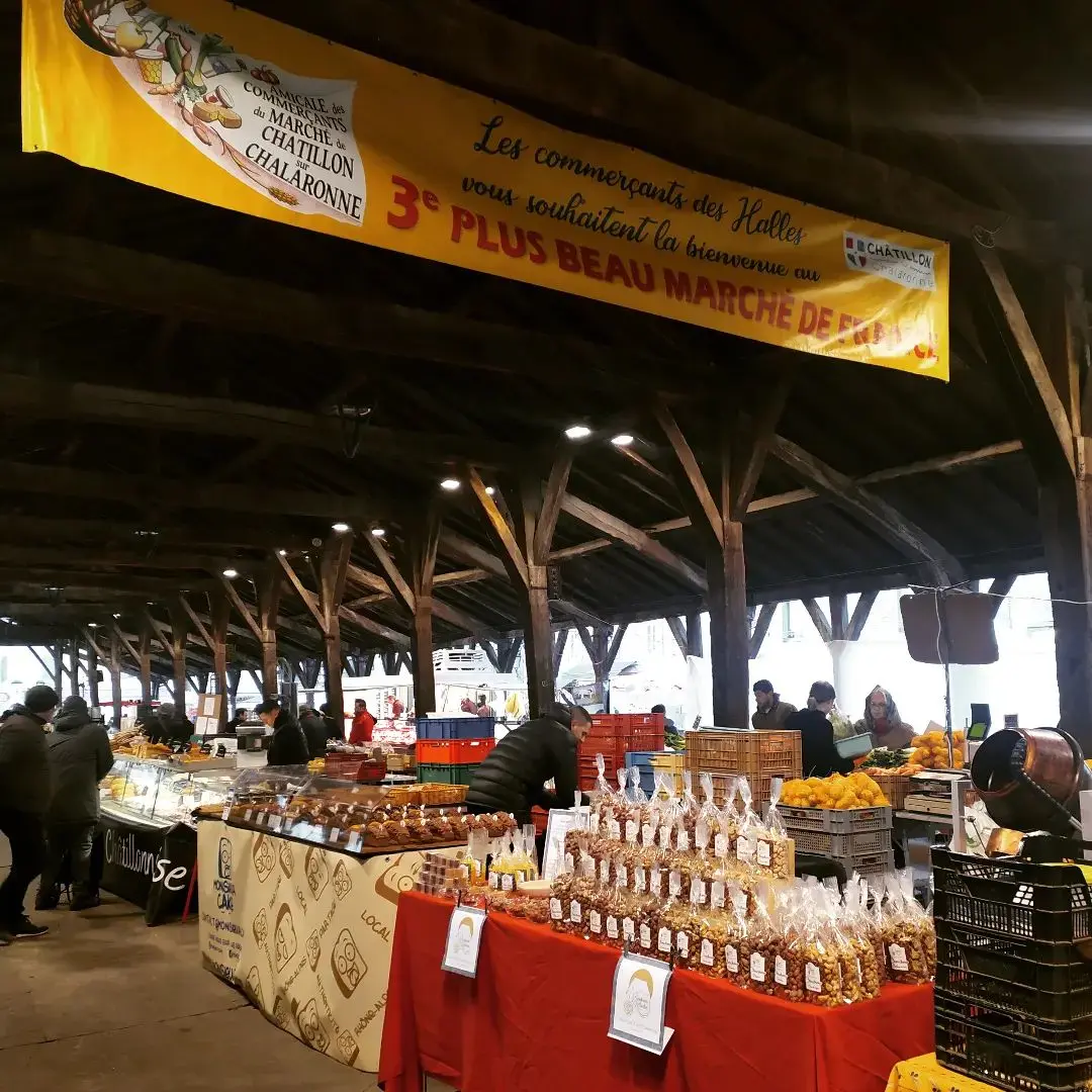 Sous les halles du marché de Châtillon-sur-Chalaronne