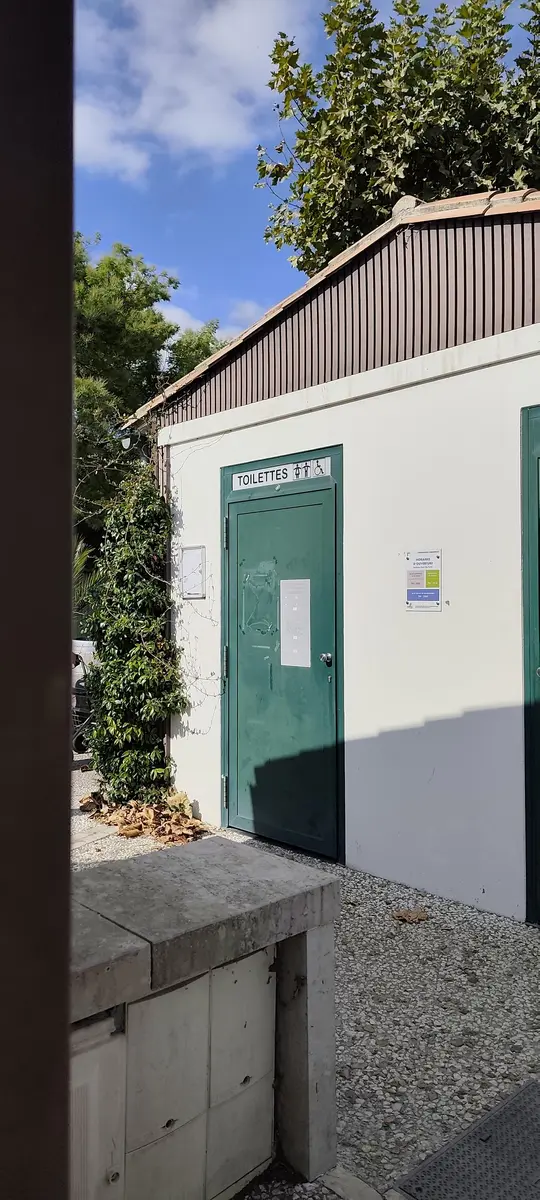 Toilettes publiques - Cours des Écoles
