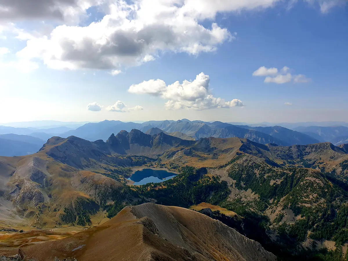 Panorama des massifs du Haut Verdon, du Lac d'Allos à la belle saison, depuis le sommet du Mont Pelat