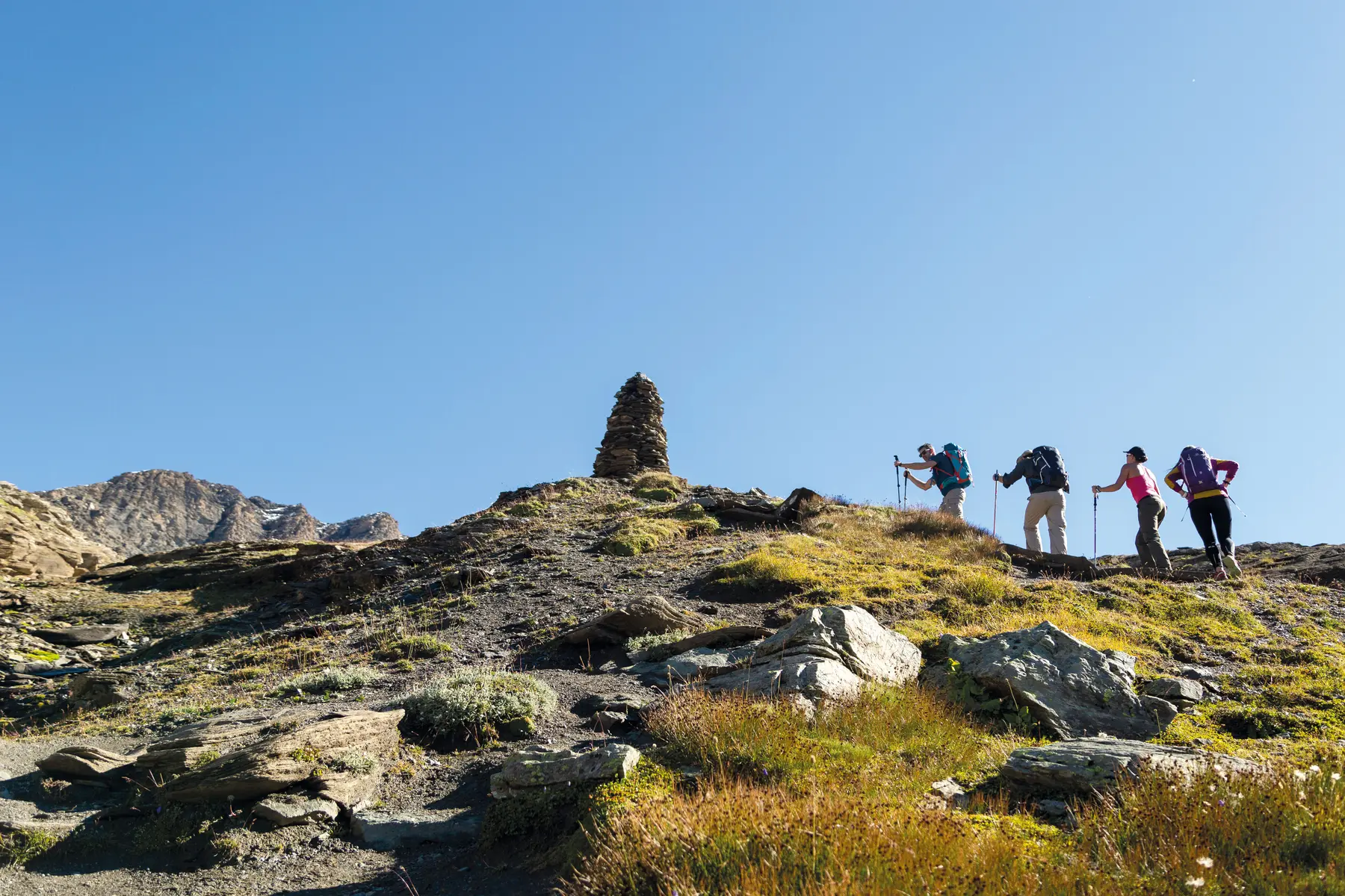 Groupe de randonneurs en plein soleil