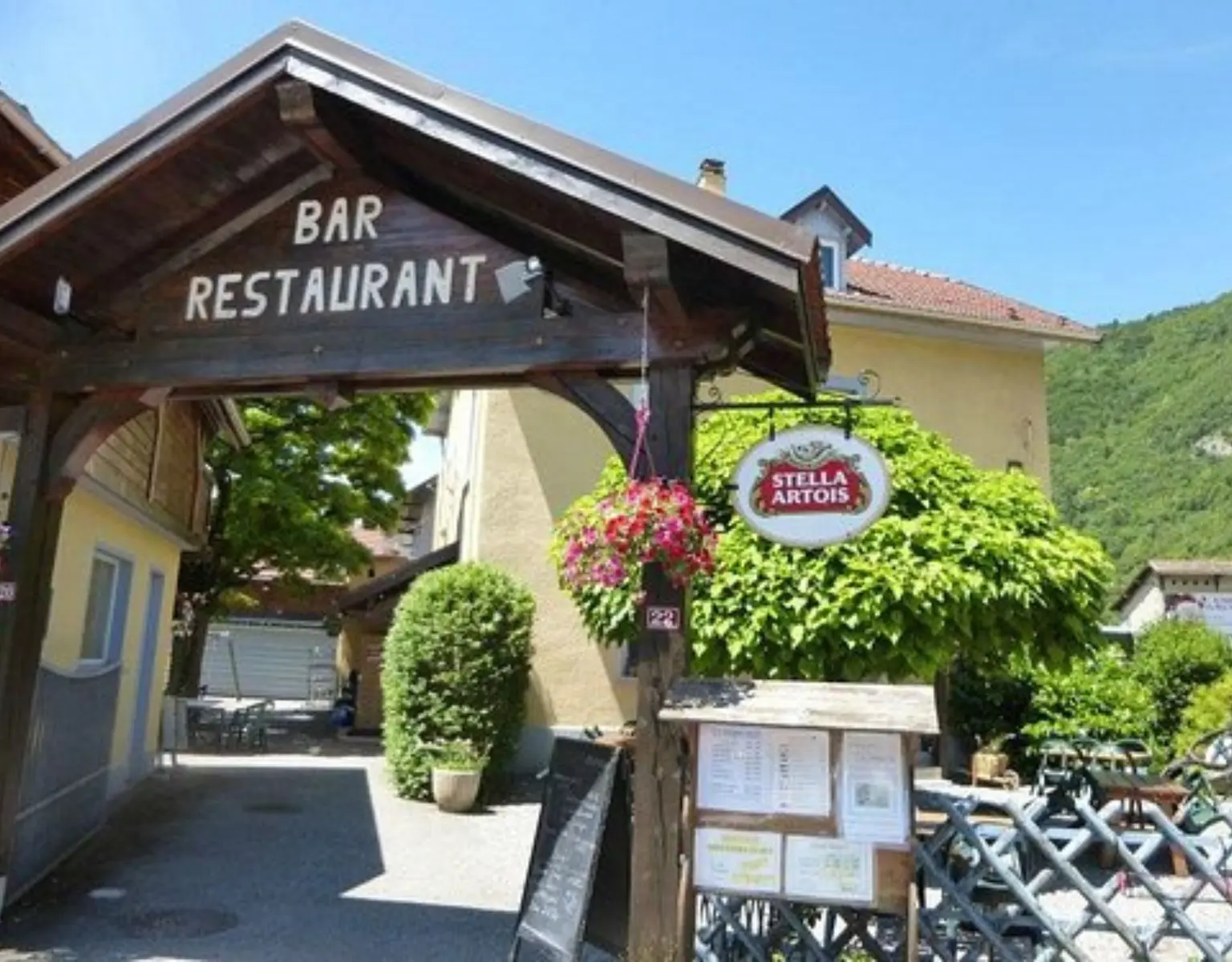 façade bar restaurant