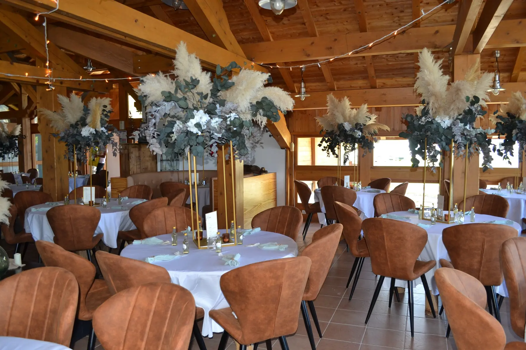 SAlle de restaurant evec tables ronde et décoration de mariage