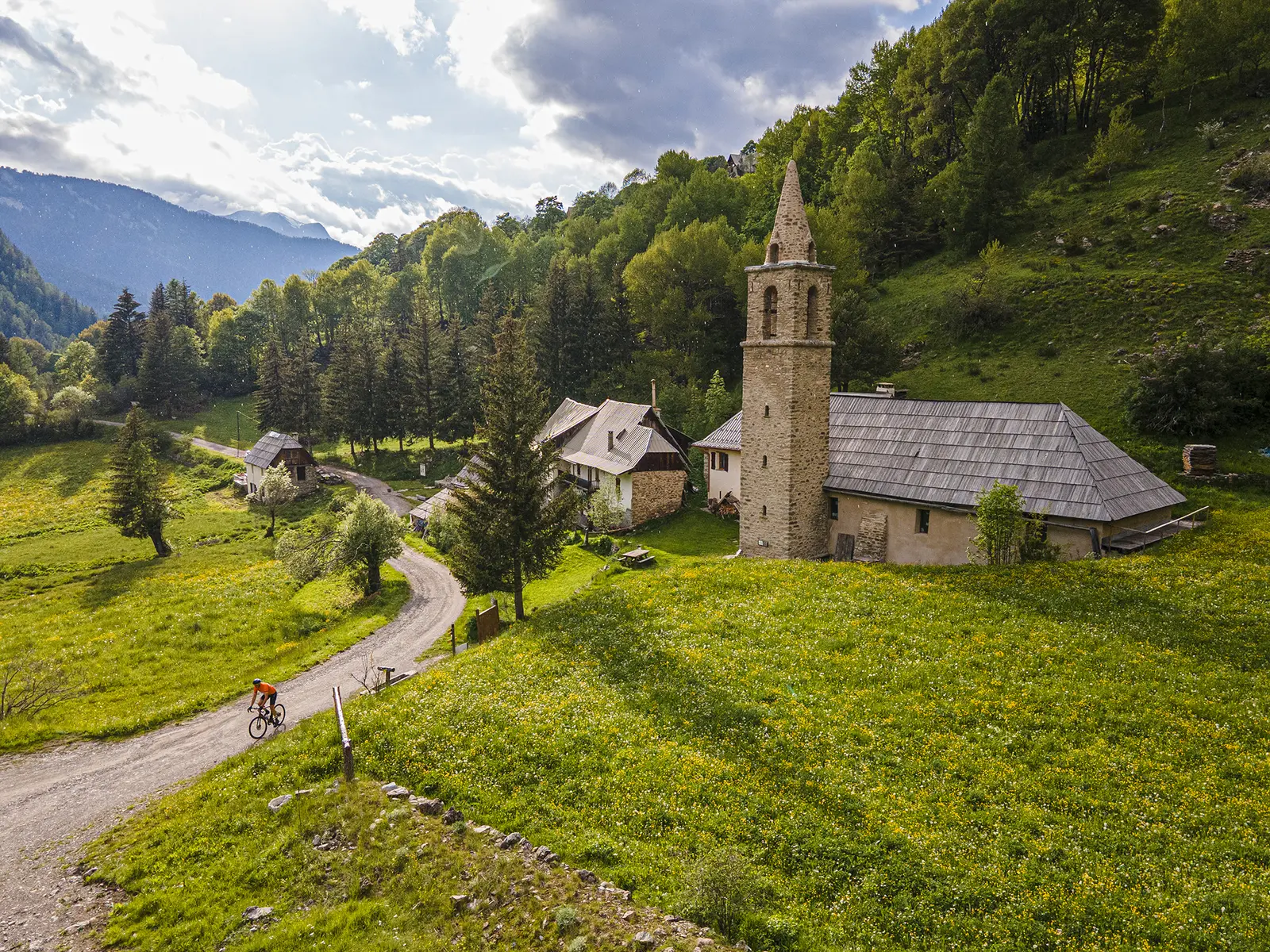 Cycliste devant l'abbaye du Laverq