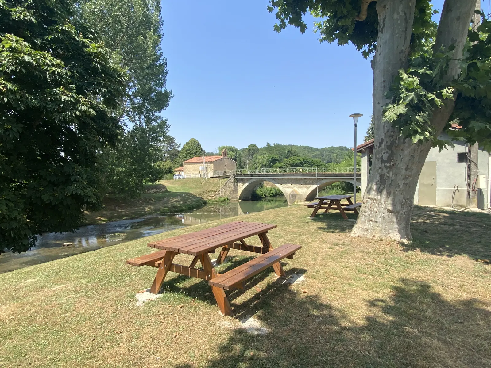 Tables de pique-nique (mairie)_La Bastide-de-Besplas
