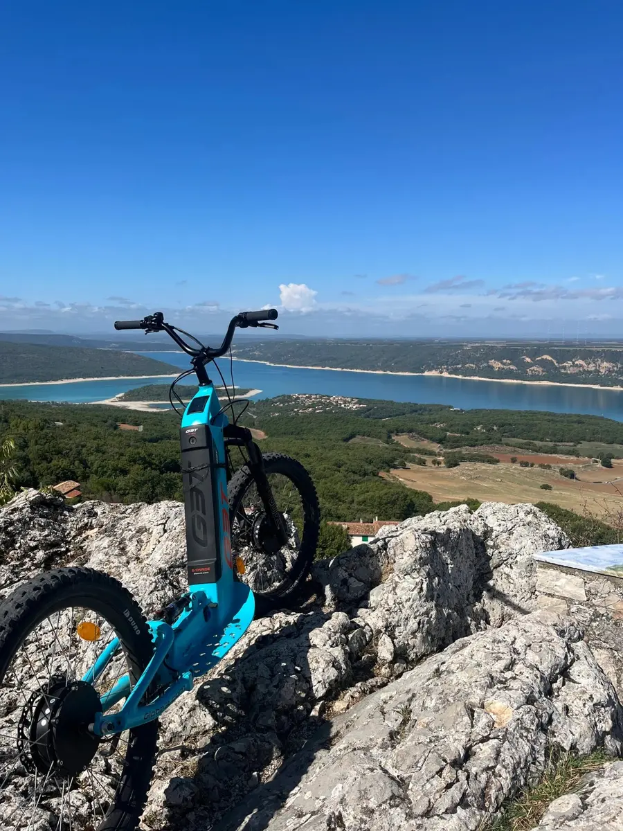 On the heights of the lake