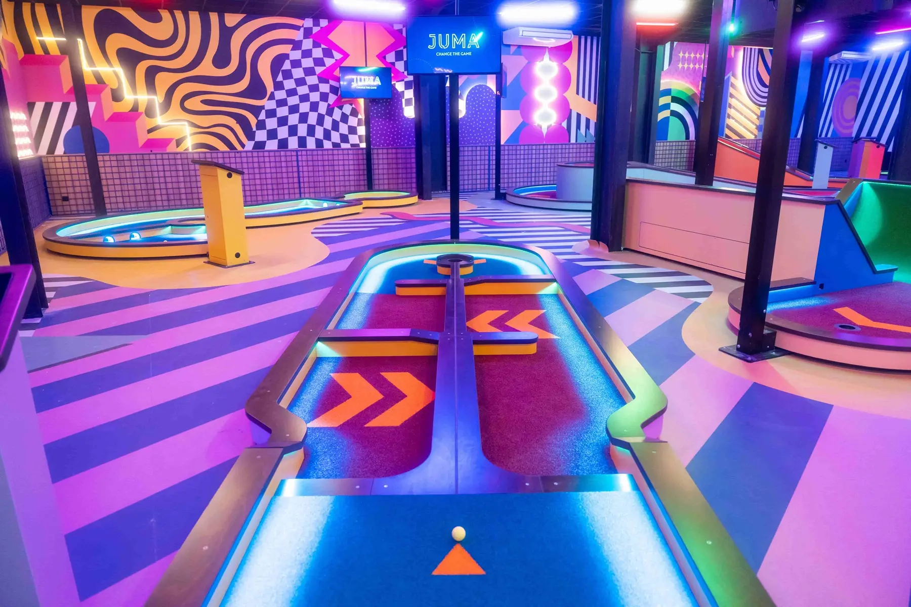 Mini golf intérieur au complexe de loisirs Juma à Mougins