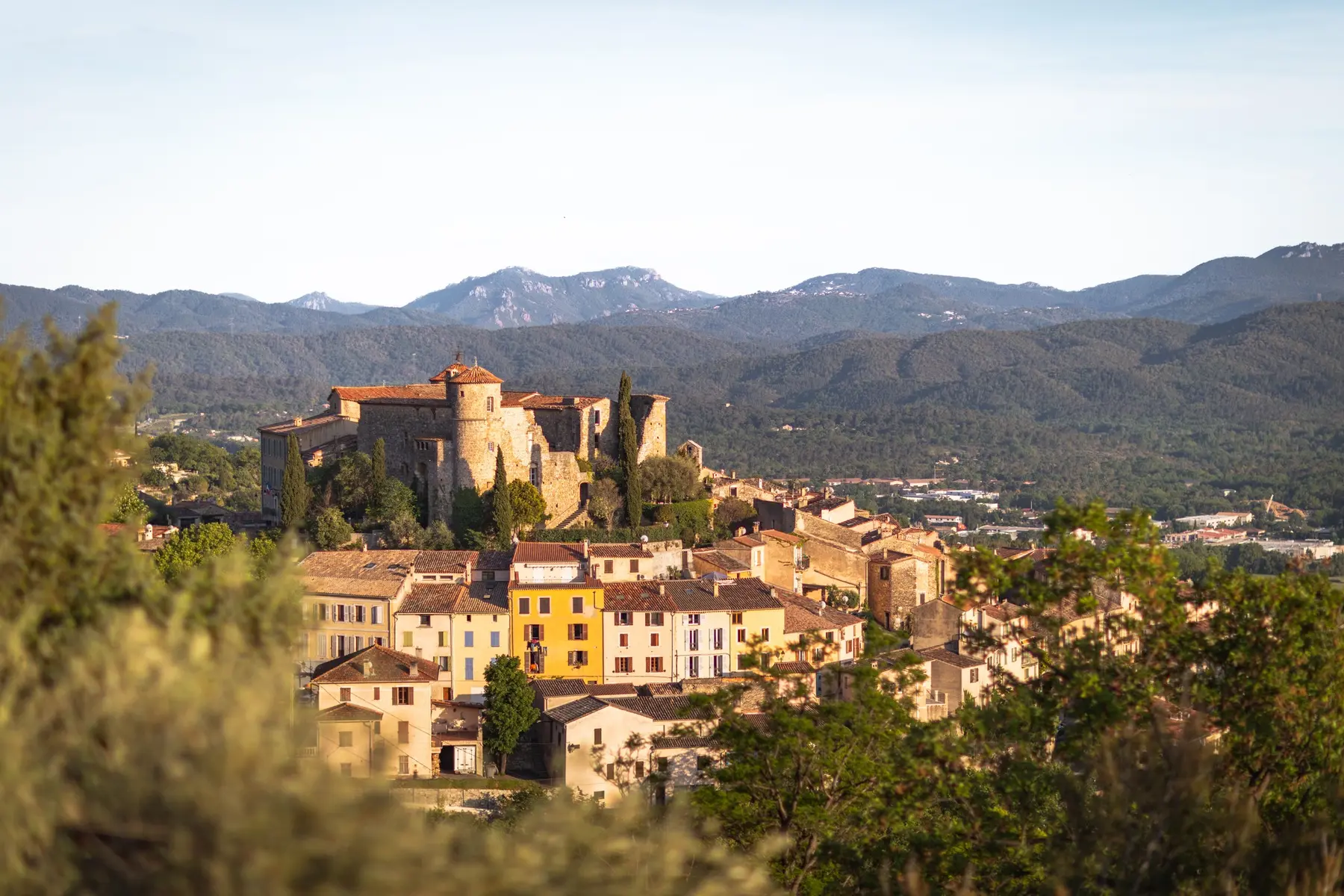 le village autour de son château