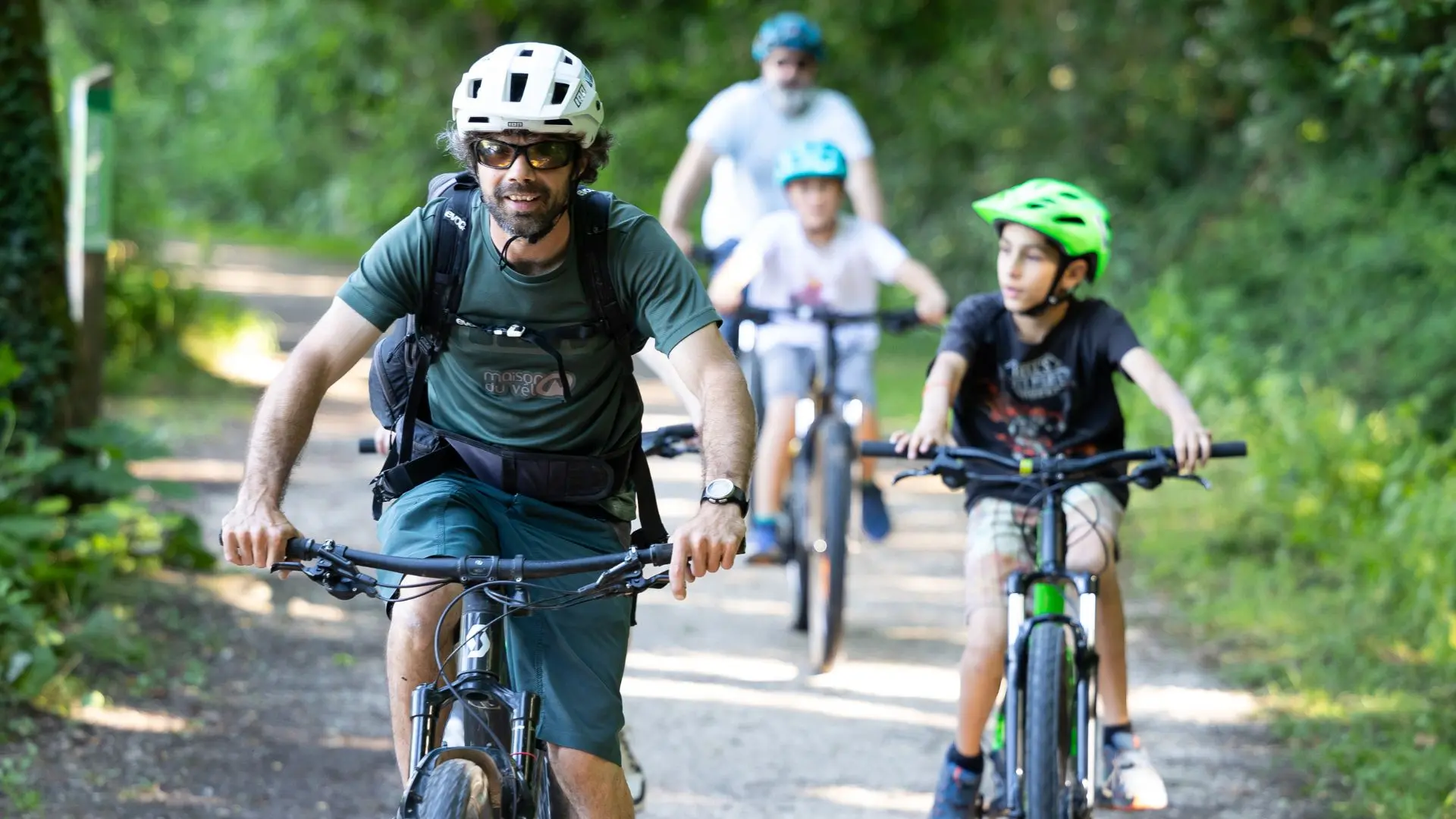groupe d'enfants en vtt