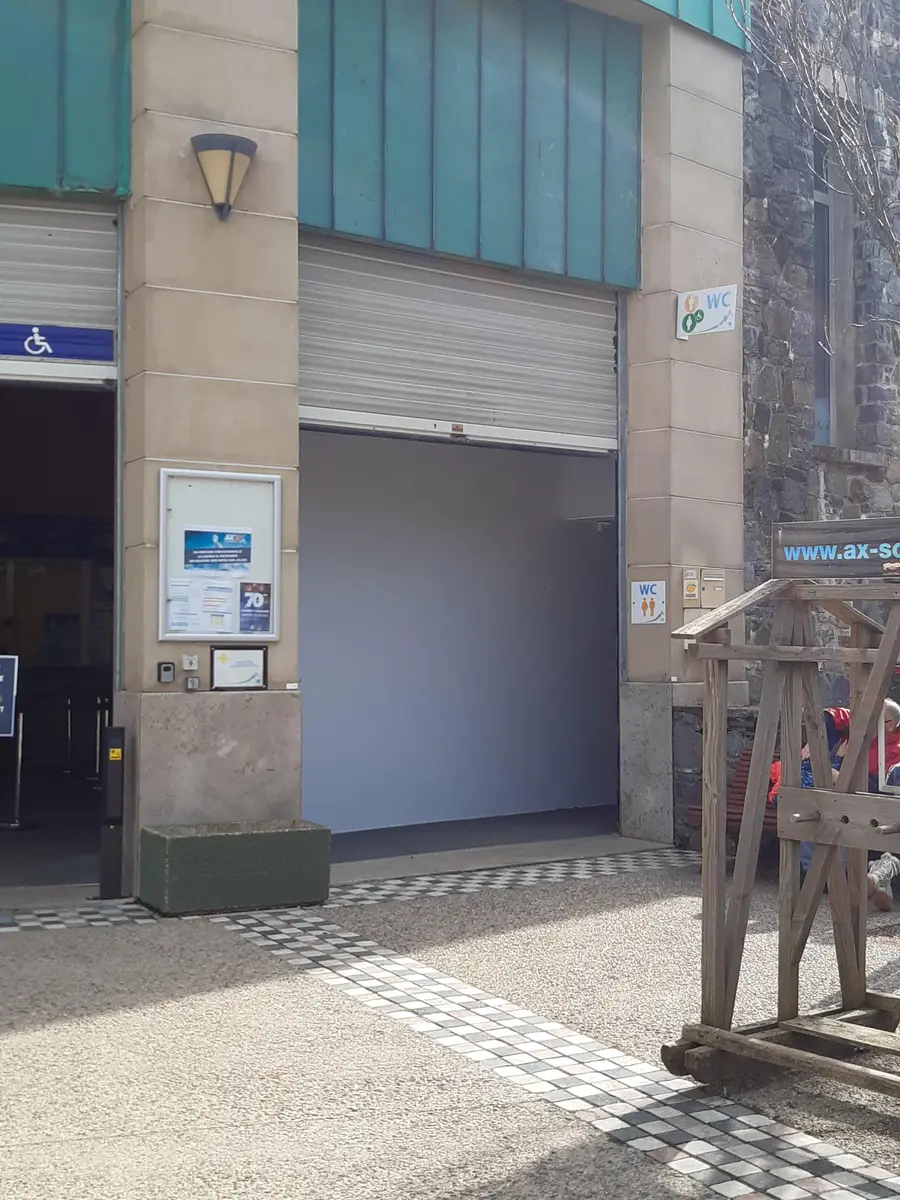 L'entrée des toilettes du Baou