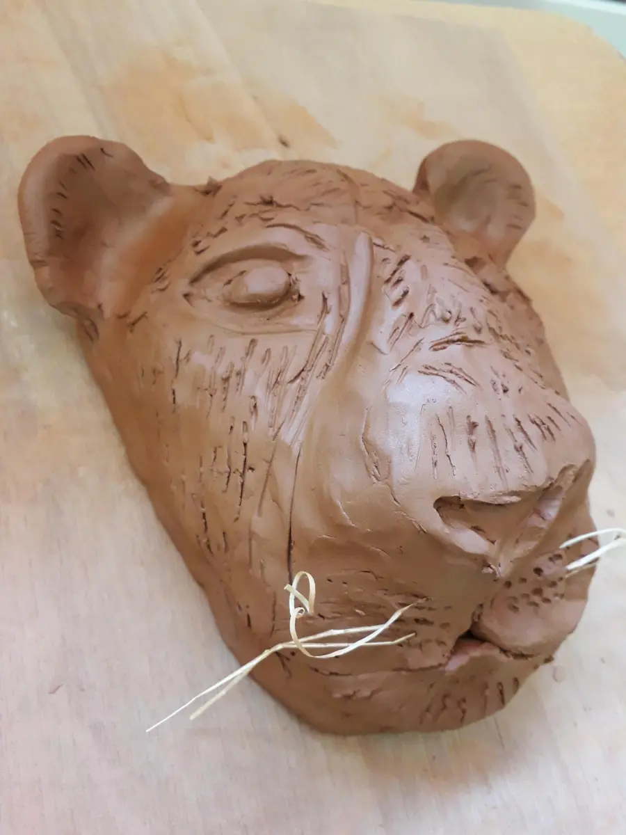 Modelage d'un lion en argile