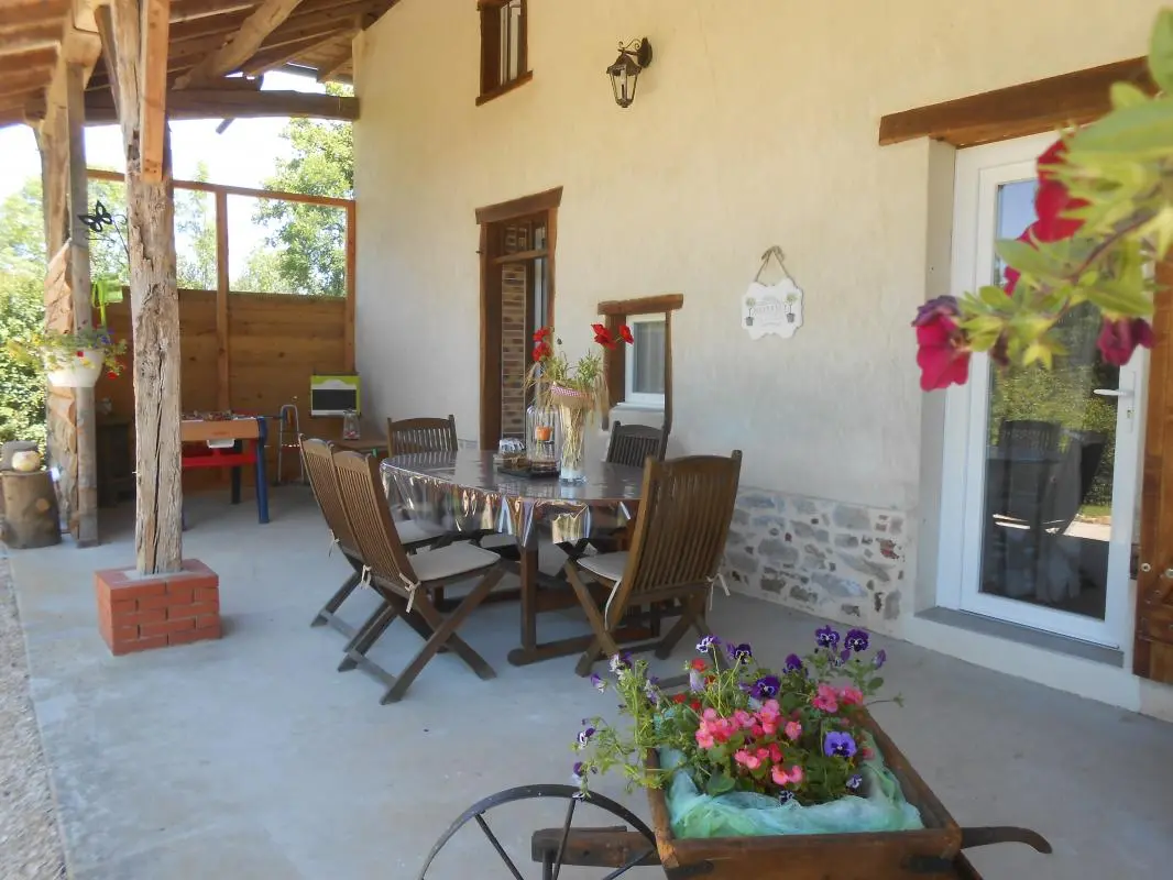 Terrasse extérieure coté jardin, vue sur espace vert, jeux