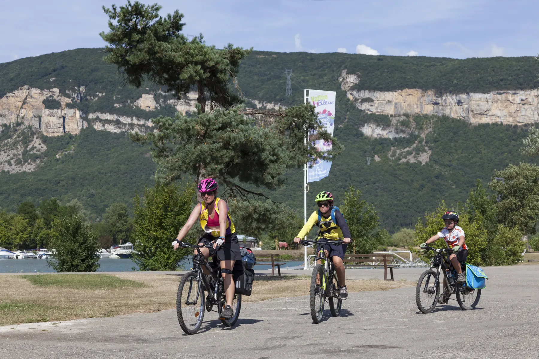 Cyclistes au départ de la Base de Loisirs de la Vallée Bleue - Balcons du Dauphiné - Isère