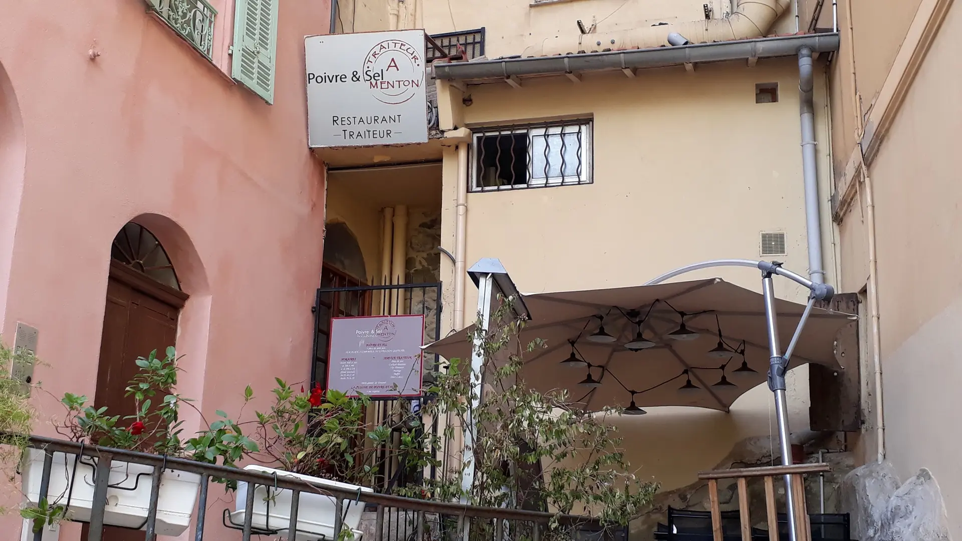 Entrée du restaurant/traiteur Poivre & Sel