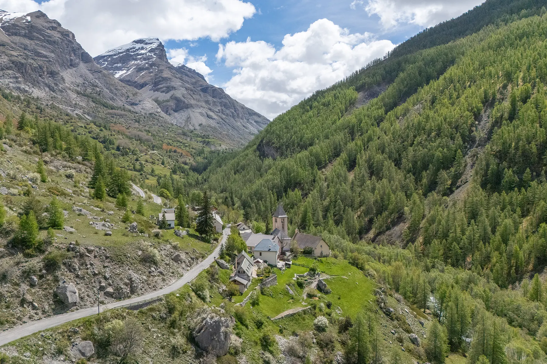 Route du col de la Cayolle dans le vallon du Bachelard