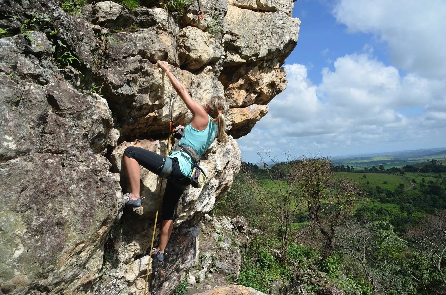 Femme qui fait de l'escalade