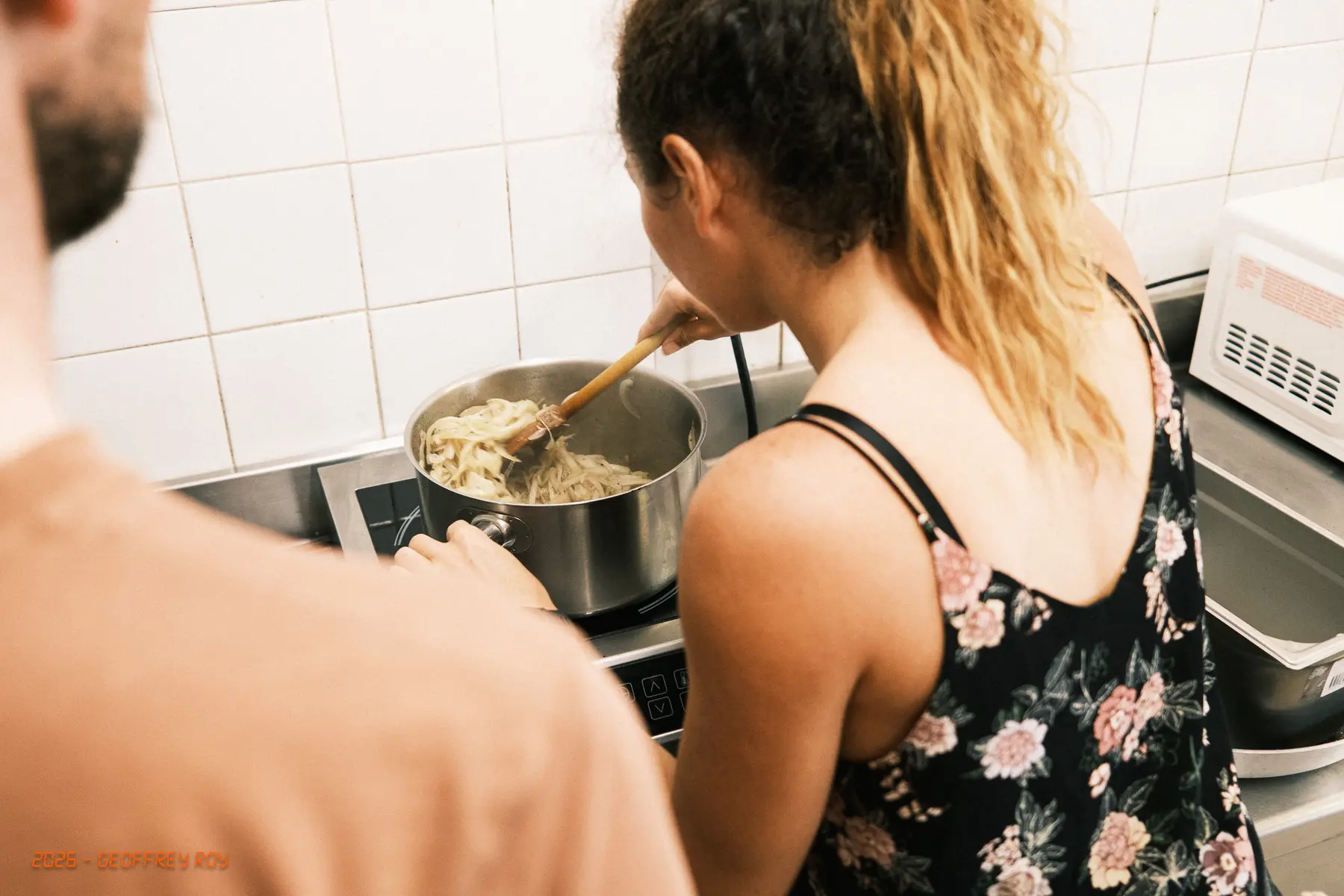stagiaire en train de cuisiner
