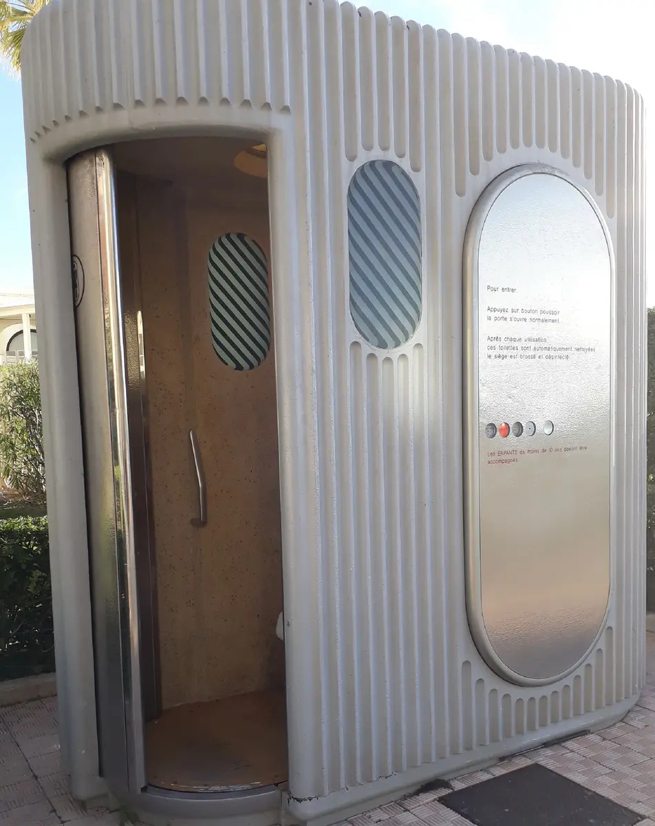 WC entre l'EDF et la piscine Alex Jamy