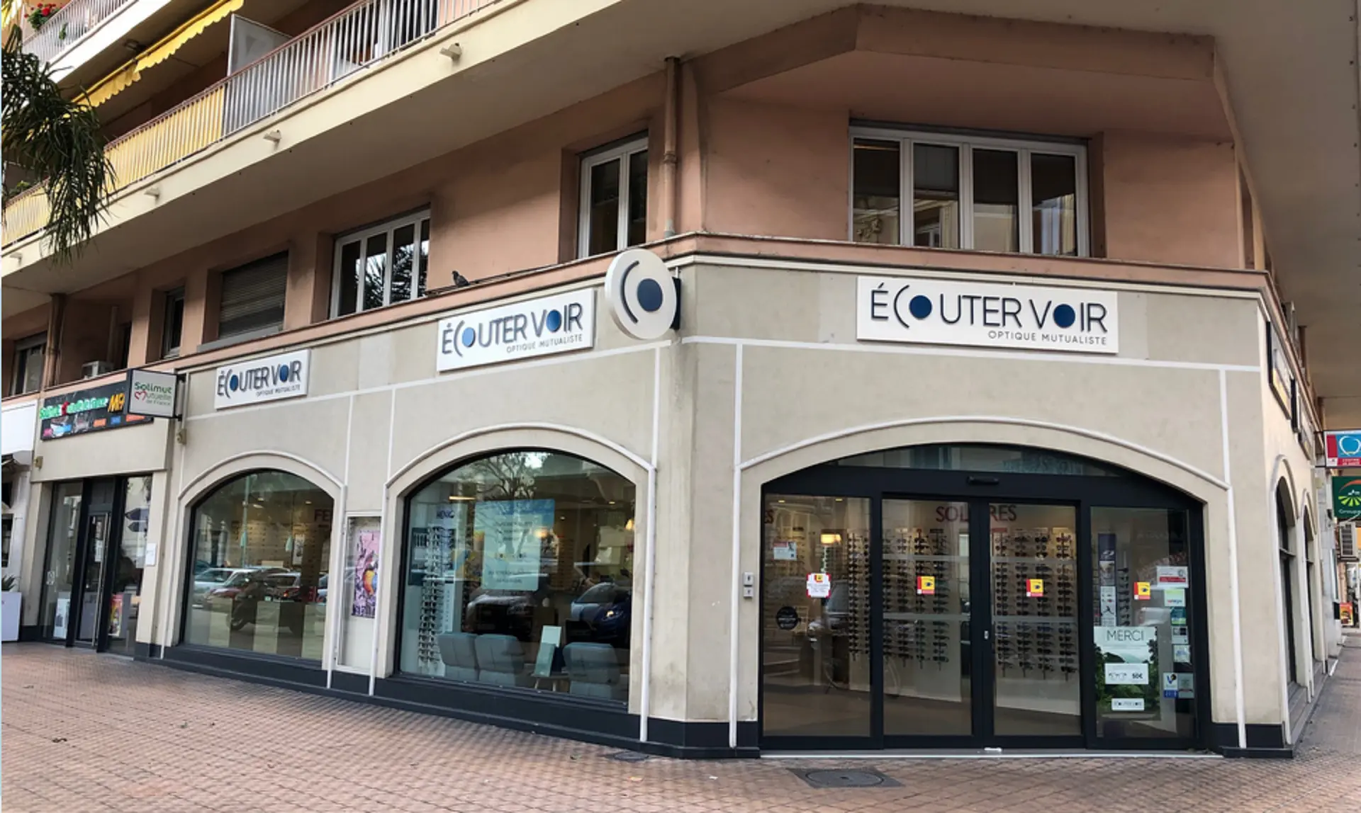 Vue générale exterieure du magasin