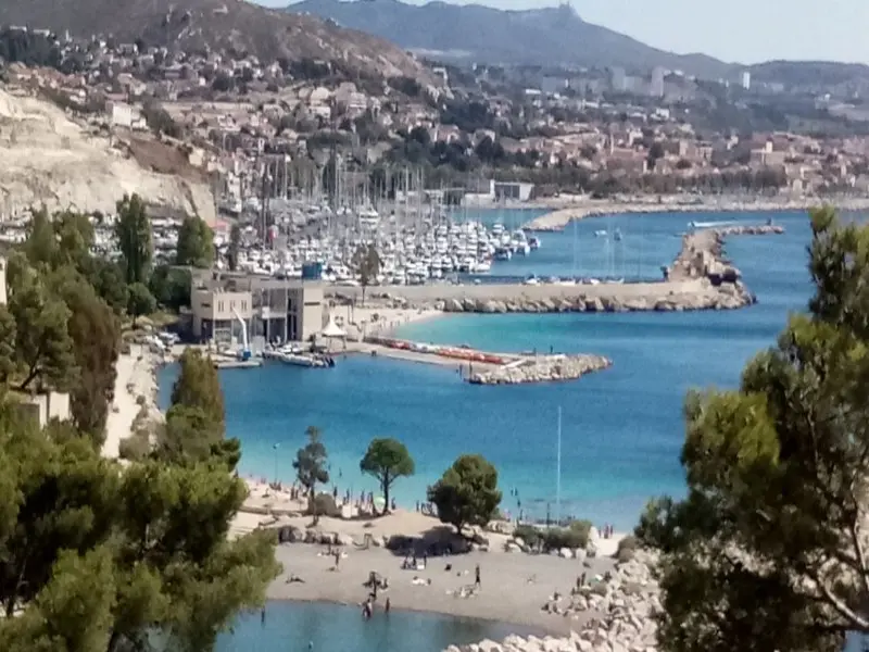 Vue des plages de Corbières à Marseille