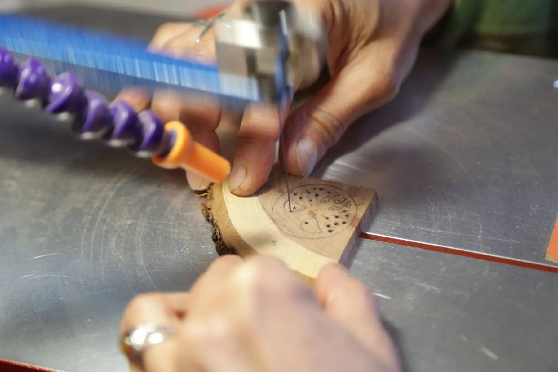 Chantournage d'un bijou en bois