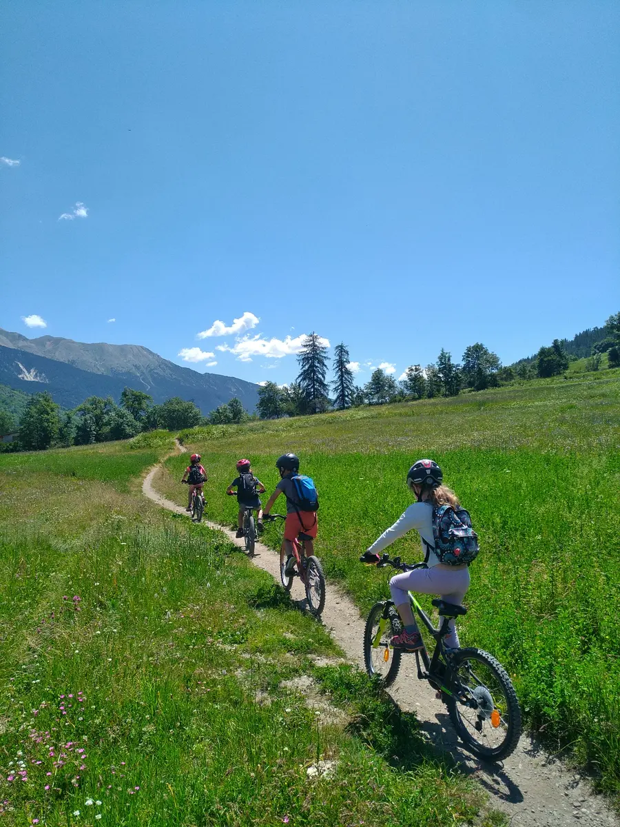 Balade familiale entre les prés