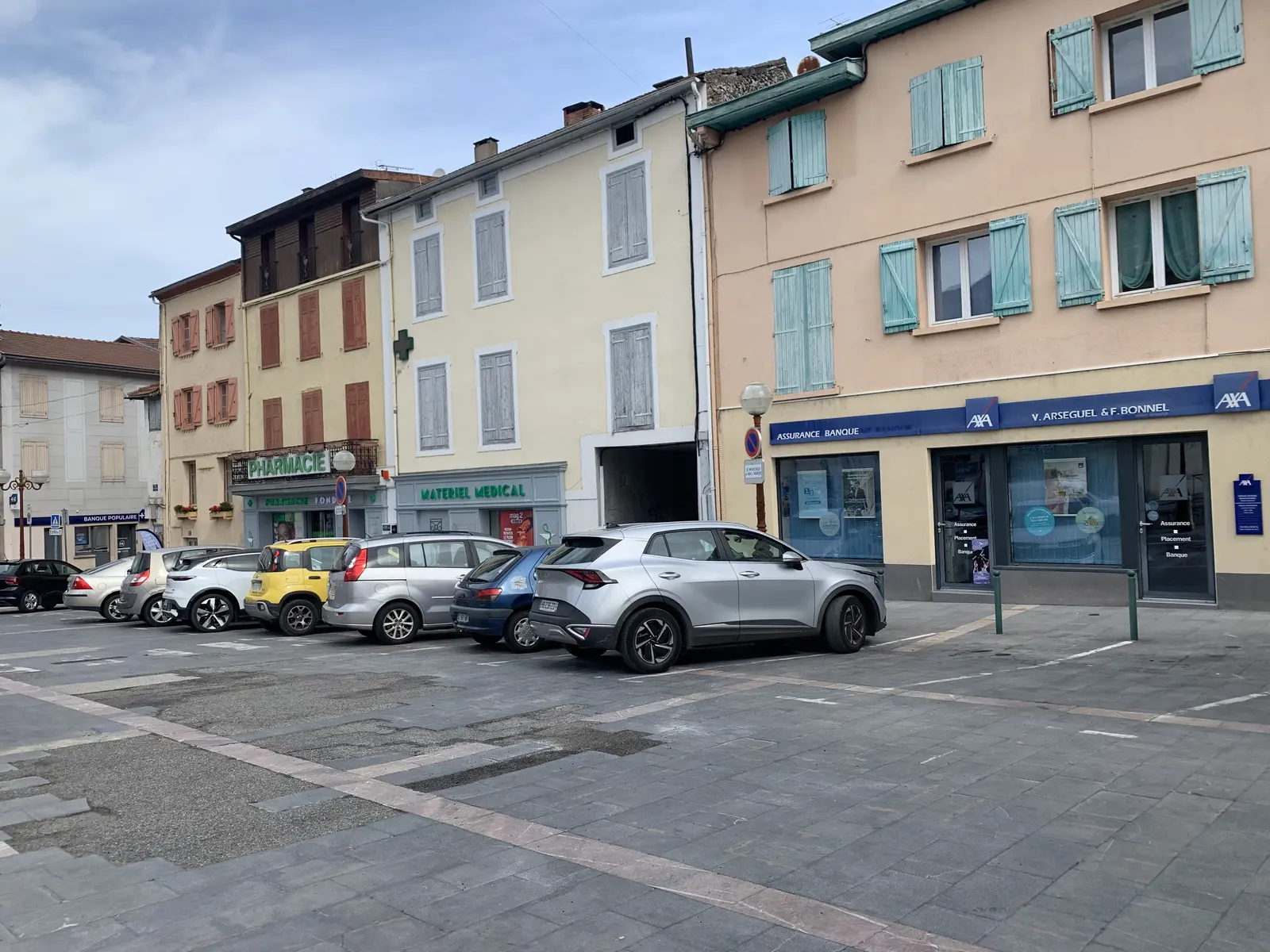 Le parking par une belle journée ensoleillée