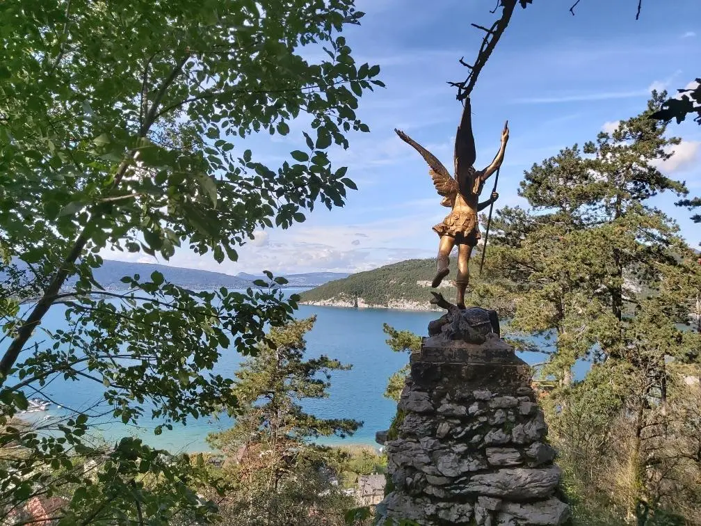 Statue de Saint-Michel