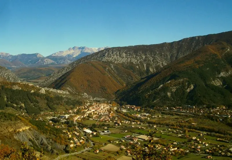 Vue sur Serres depuis le Rocher de Beaumont