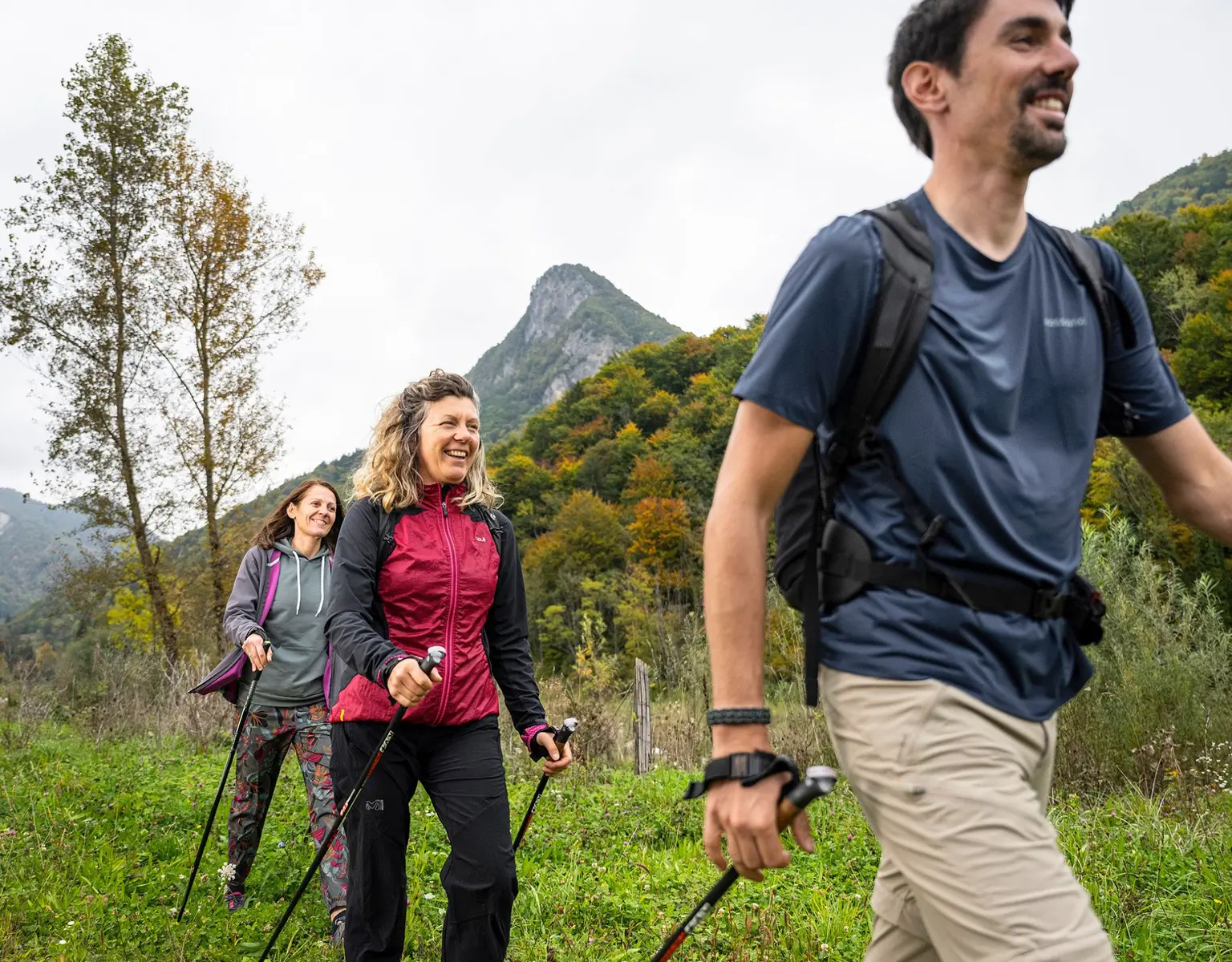 un homme et deux femmes en sortie marche nordique